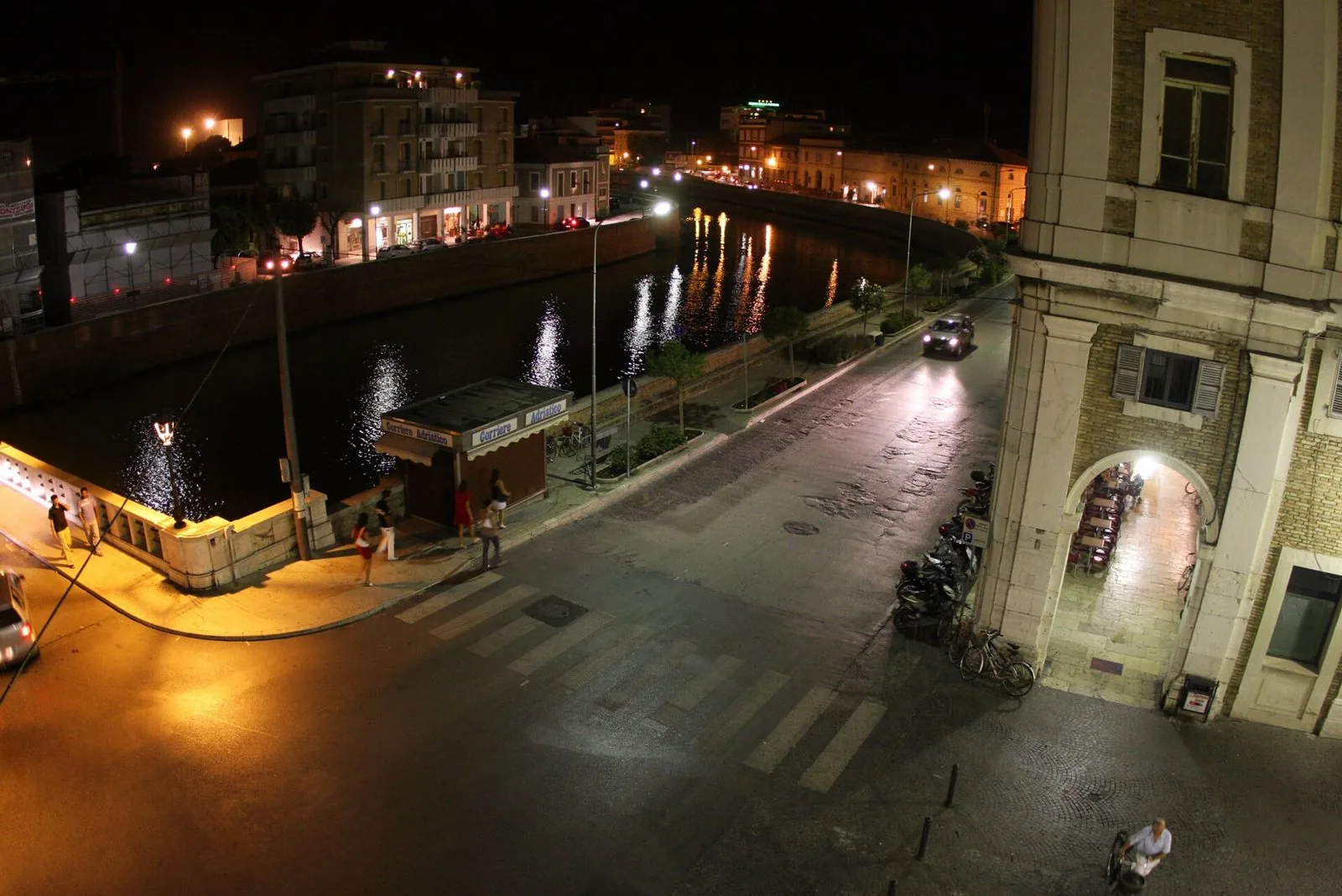 Il fiume Misa e i Portici Ercolani di Senigallia di sera