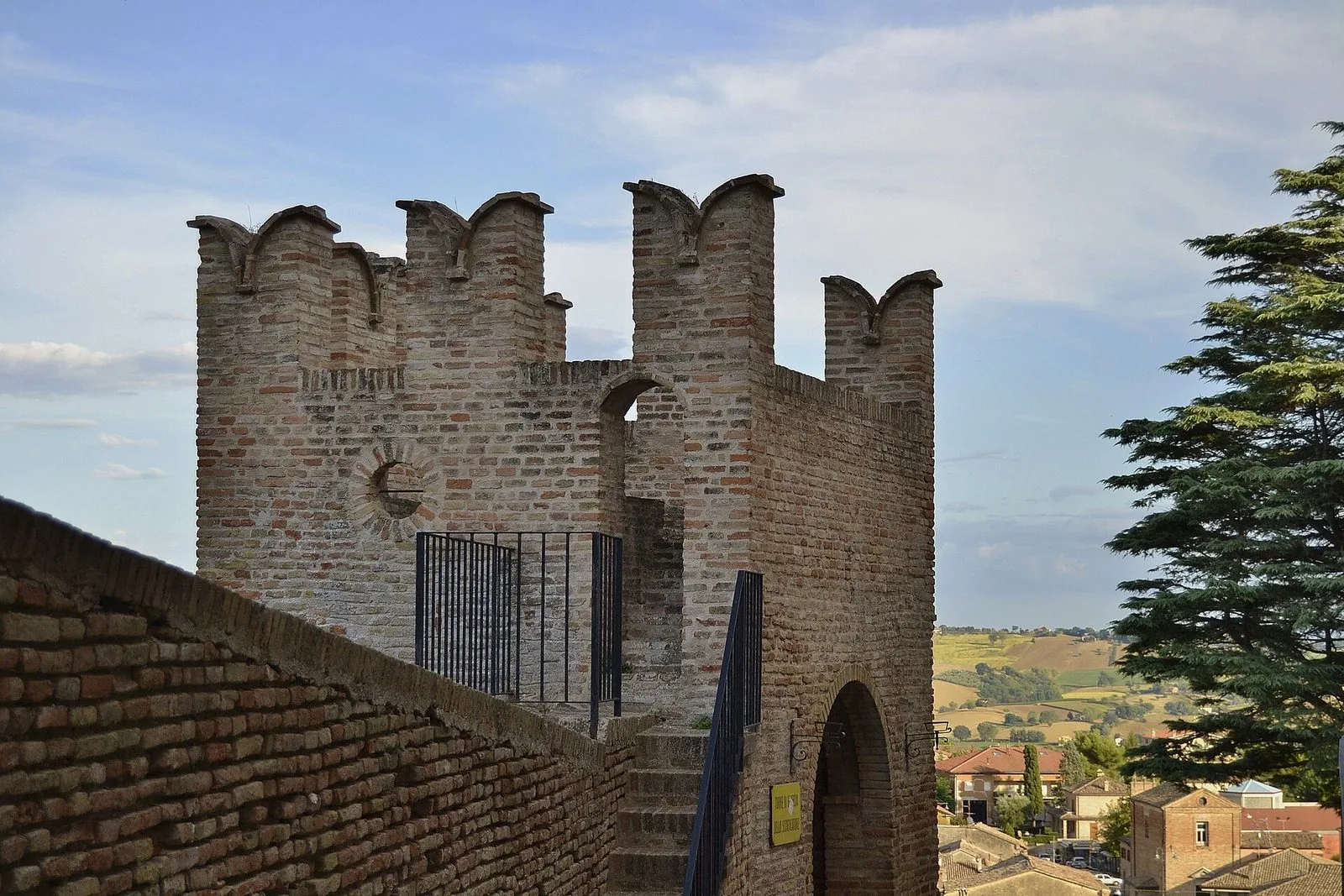 Un torrione merlato delle mura di Corinaldo