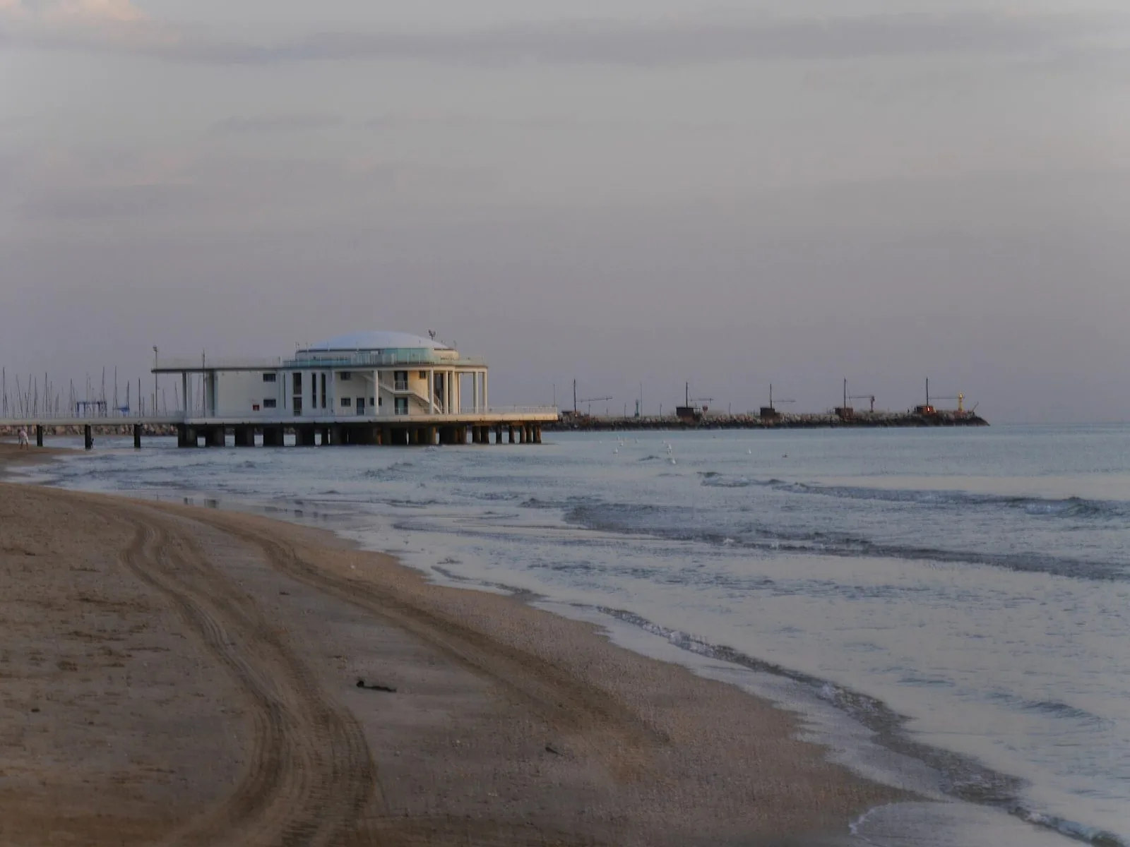 La Spiaggia di Velluto di Senigallia con la Rotonda a Mare sullo sfondo
