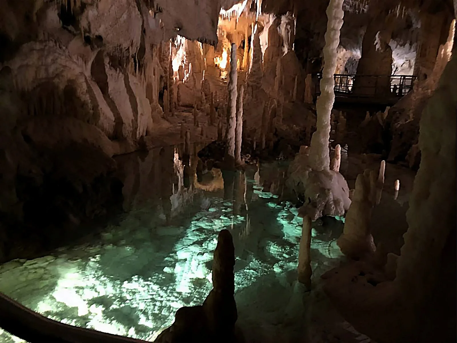 Stalattiti, stalagmiti e un laghetto nelle Grotte di Frasassi