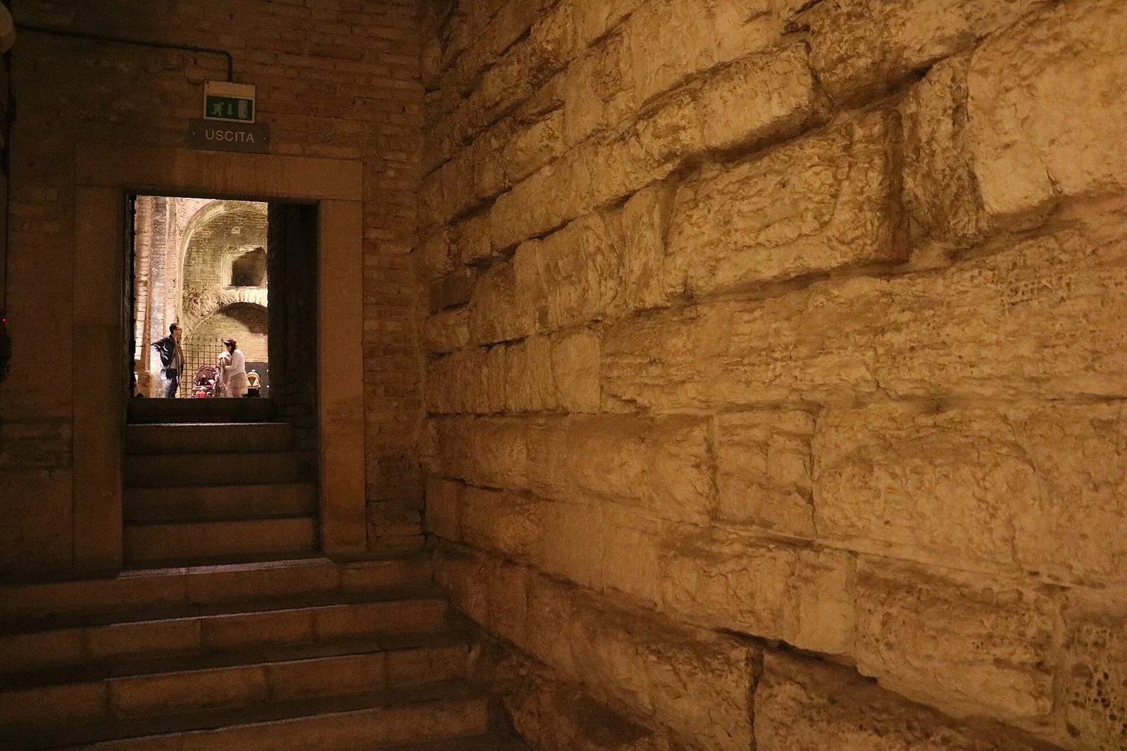 Un passaggio in pietra all’interno della Rocca Roveresca di Senigallia