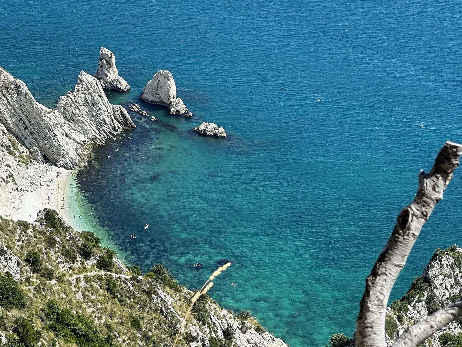 La spiaggia delle Due Sorelle vista dall’alto, sotto le falesie del Conero
