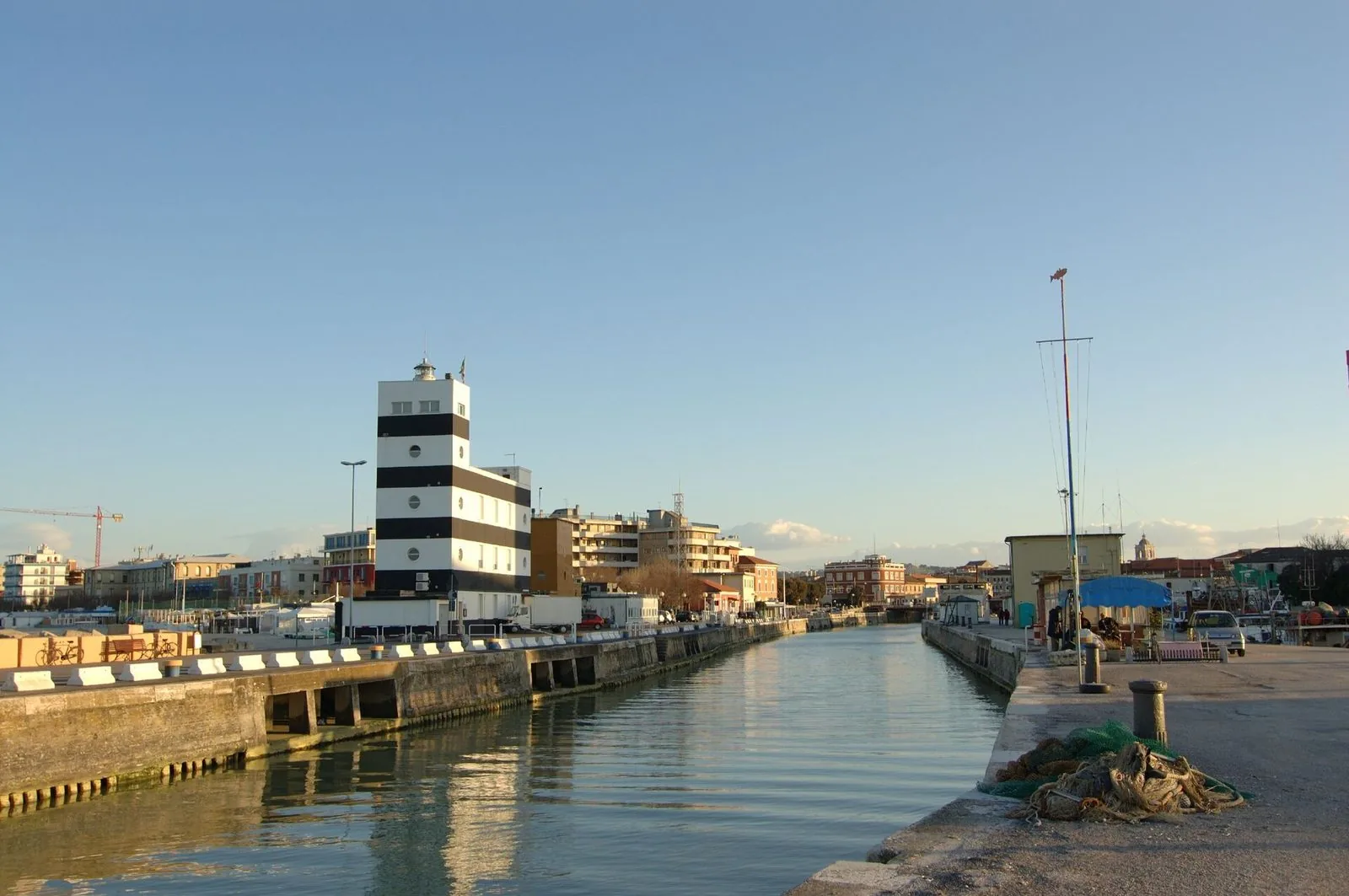Il porto canale di Senigallia con il faro, in una giornata limpida