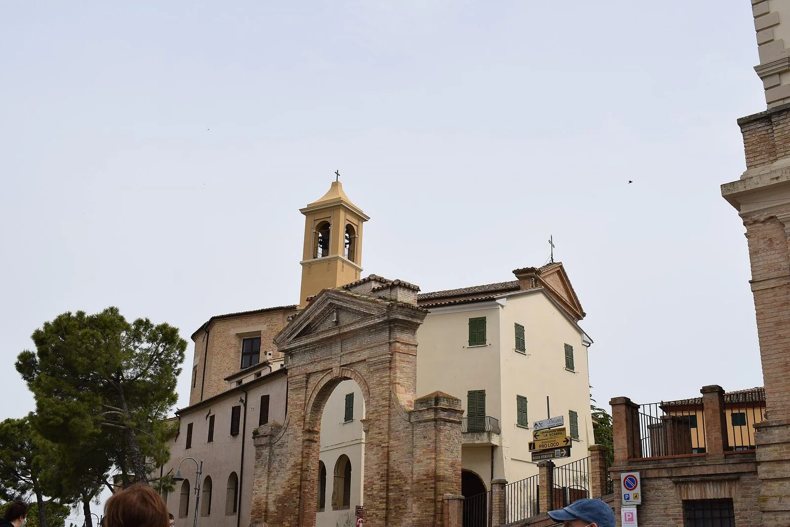 Una chiesa con il campanile nel borgo di Morro d’Alba